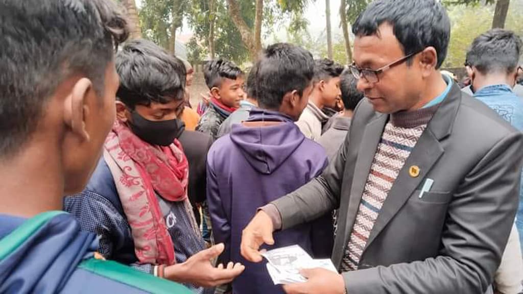 বই উৎসবে শিশুদের হাতে নৌকার লিফলেট দিয়ে বাড়ি বাড়ি পৌঁছাতে বললেন অধ্যক্ষ 