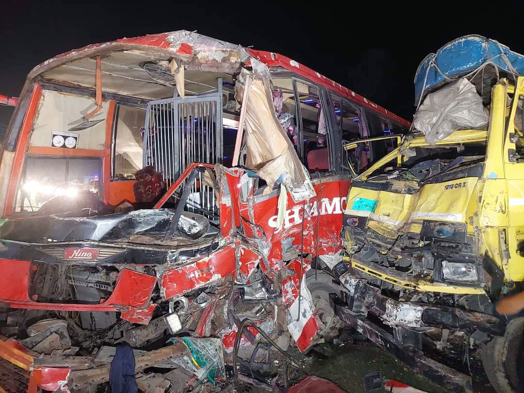 গাইবান্ধায় বাস–ট্রাকের মুখোমুখি সংঘর্ষে নিহত ৩, আহত ৩৫