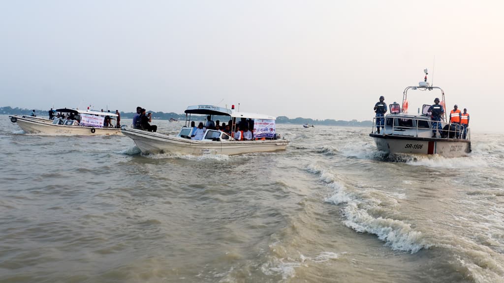 মেঘনায় ইলিশ রক্ষার অভিযানে হামলা, নৌ পুলিশসহ আহত ১০