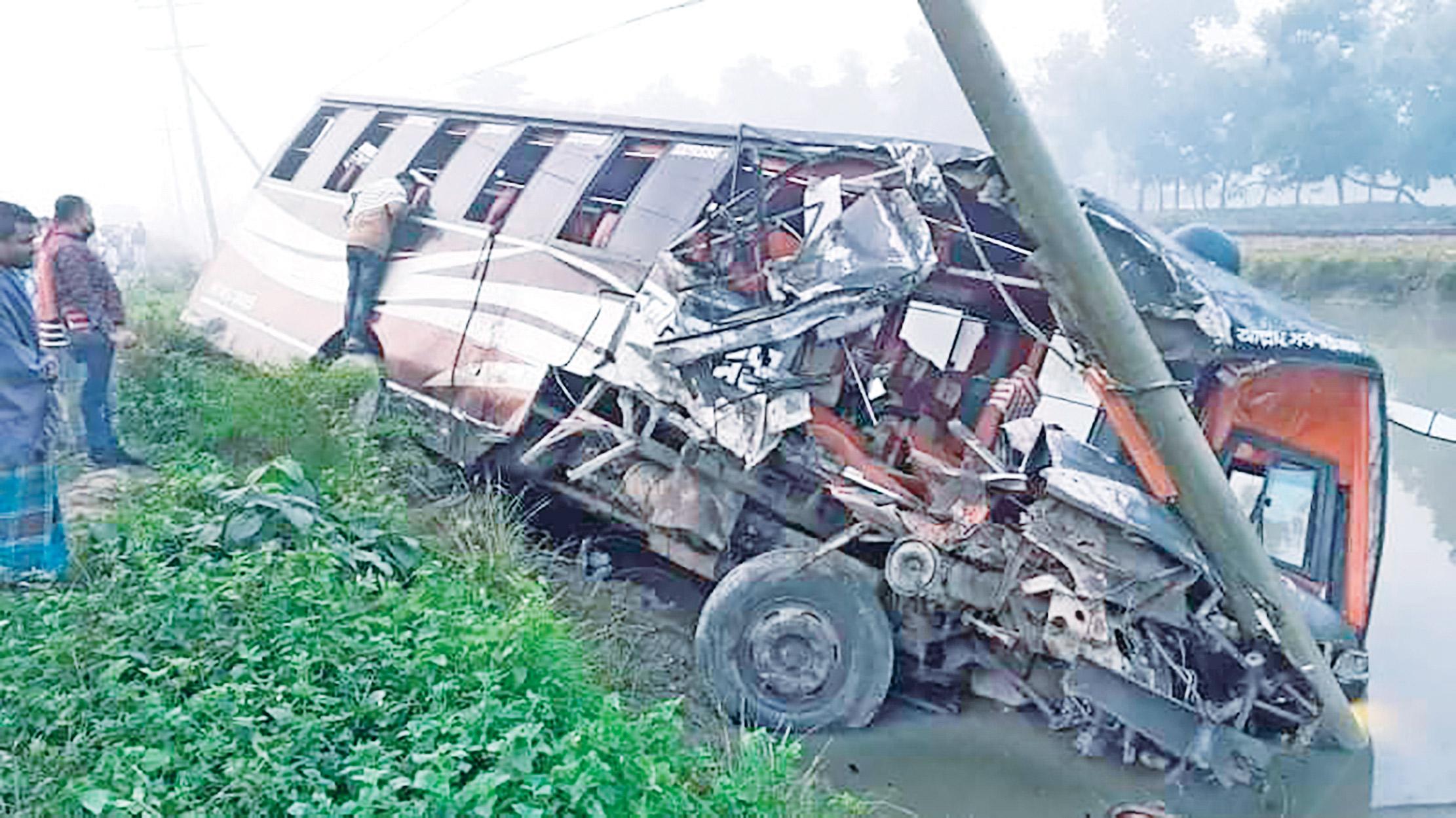 কাভার্ড ভ্যান ও বাসের সংঘর্ষ, চালক নিহত