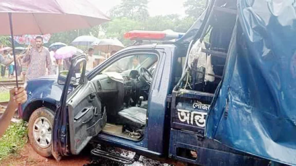 সীতাকুণ্ডে পুলিশভ্যানে ট্রেনের ধাক্কায় হতাহতের ঘটনায় গেটম্যান সাময়িক বরখাস্ত