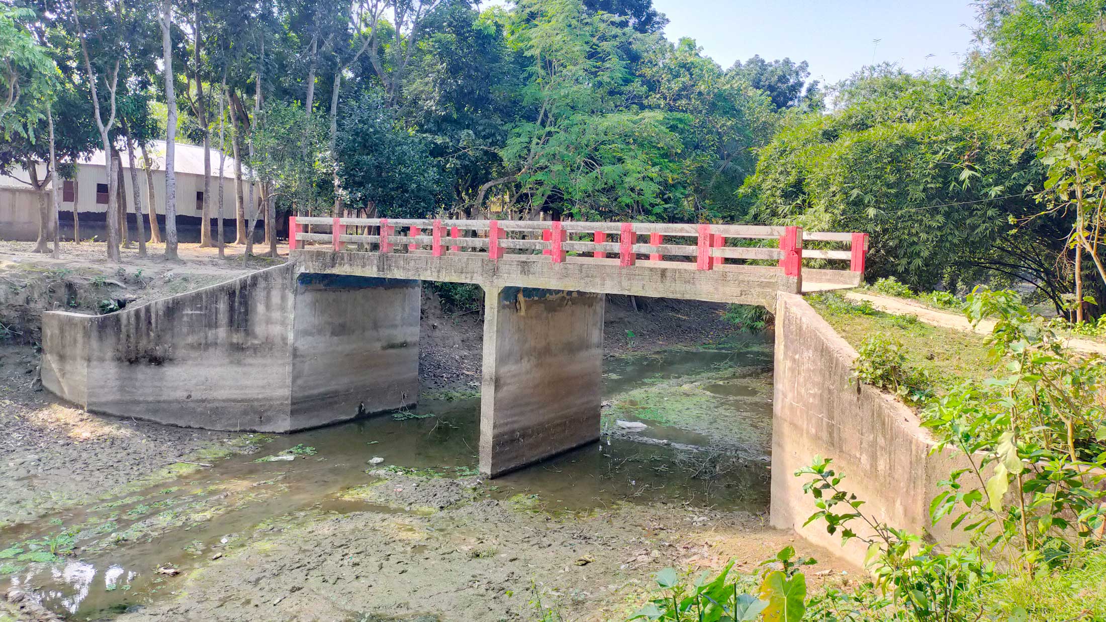 সেতুর একপাশে নেই সড়ক, ভোগান্তি