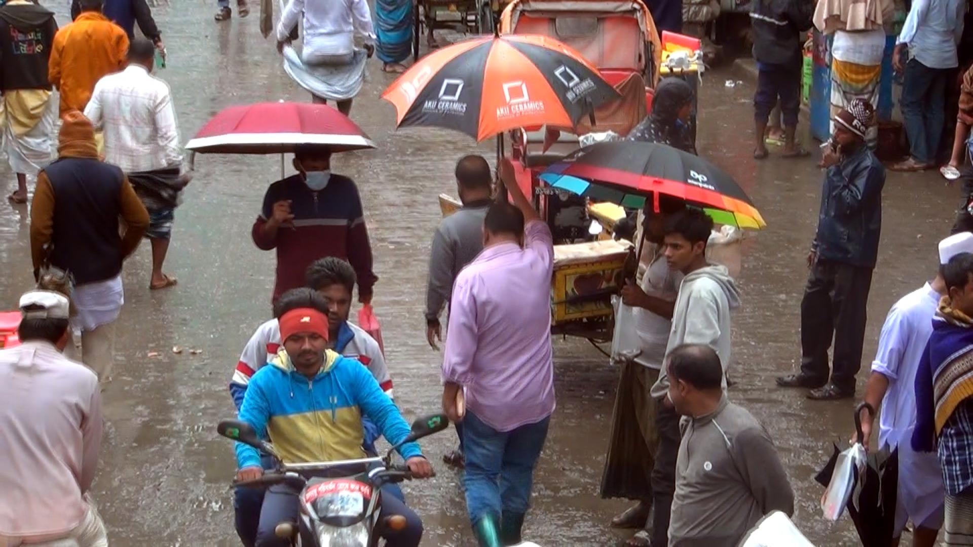 ঘূর্ণিঝড় ‘জাওয়াদ’-এর প্রভাবে গুঁড়ি গুঁড়ি বৃষ্টিতে নাকাল উল্লাপাড়াবাসী