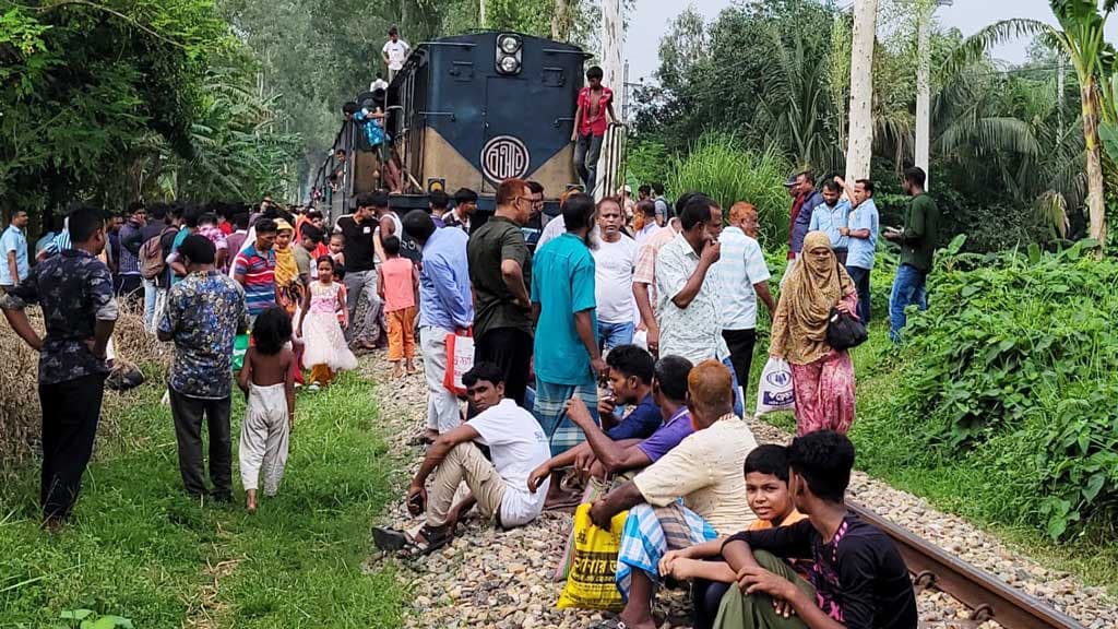 বগুড়ায় এক ট্রেনের ইঞ্জিন বিকল, আরেকটি লাইনচ্যুত