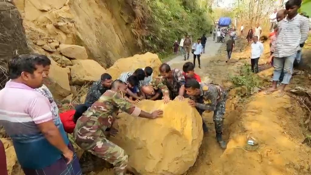 মারিশ্যা-দীঘিনালা সড়কের পাহাড়ধস: ২৪ ঘণ্টা পর বাঘাইছড়ির যানচলাচল স্বাভাবিক