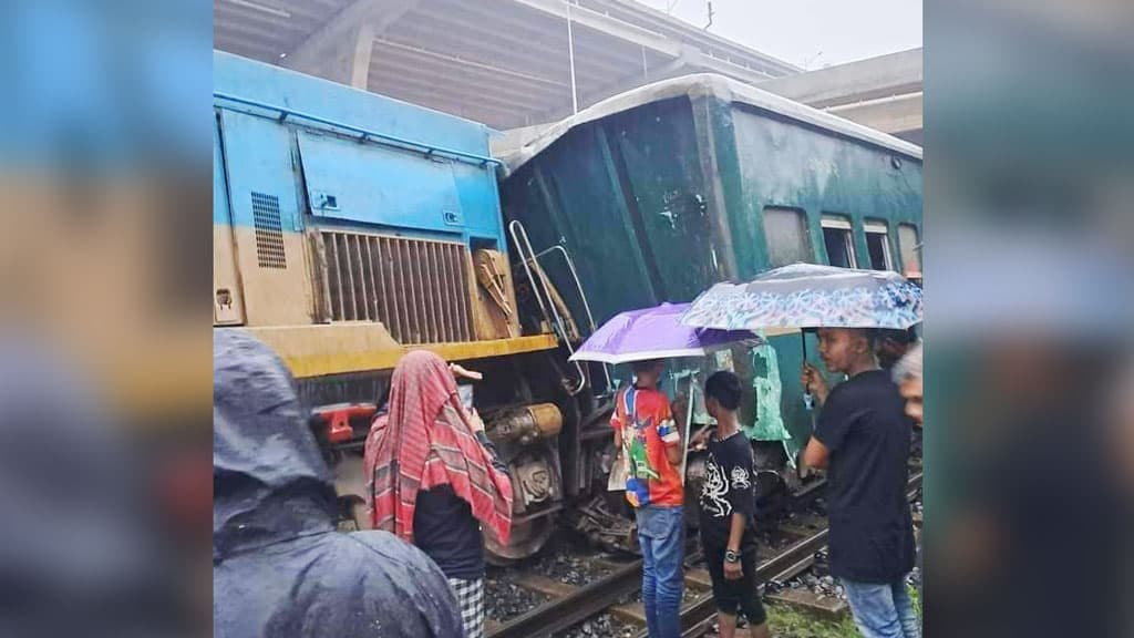 ক্রেনের ধাক্কায় ট্রেন লাইনচ্যুত: প্রায় ৫ ঘণ্টা পর চলাচল স্বাভাবিক 