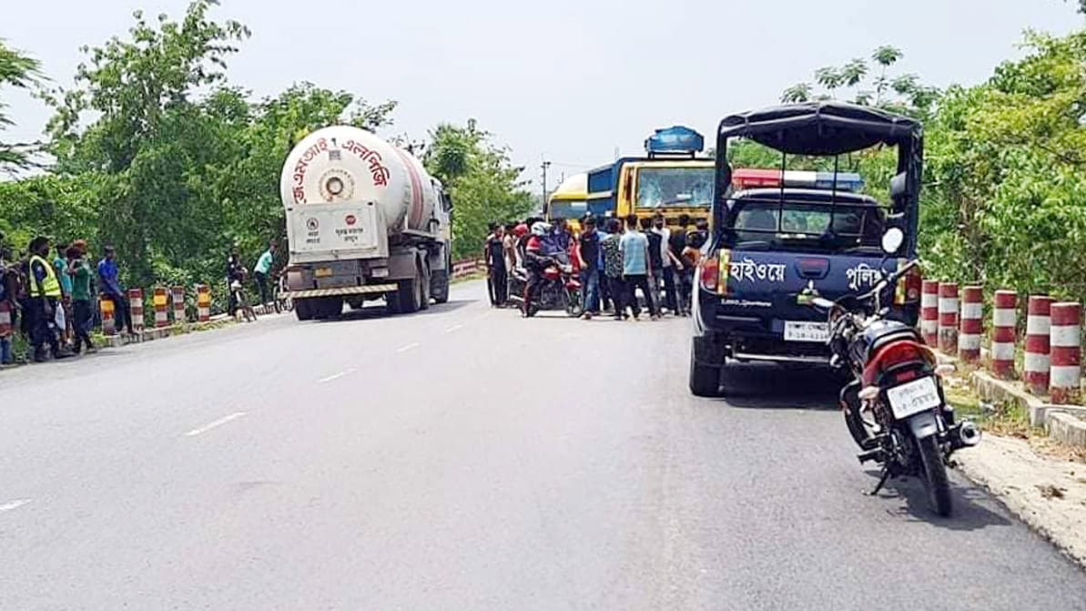 দাওয়াতে যাওয়ার পথে ট্রাকচাপায় মা-ছেলে নিহত