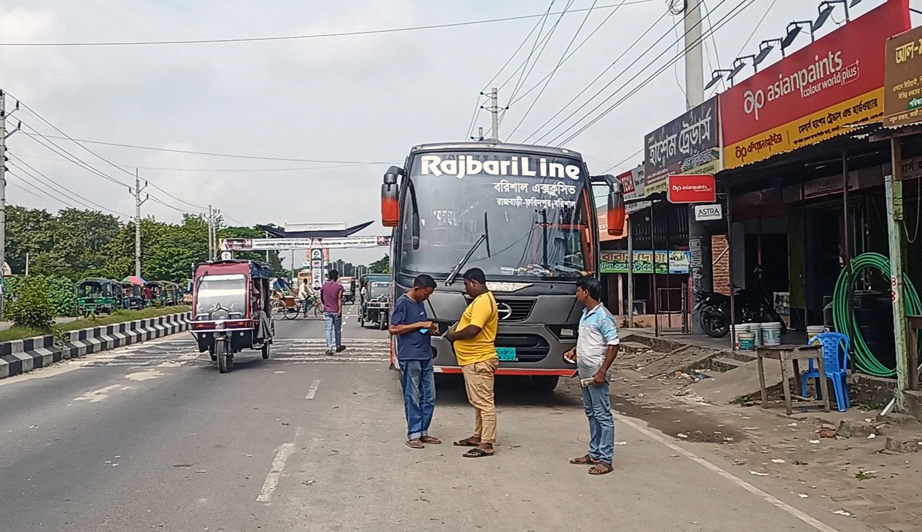 ৩ দিন পর রাজবাড়ী-ঢাকা রুটে বাস চলাচল শুরু