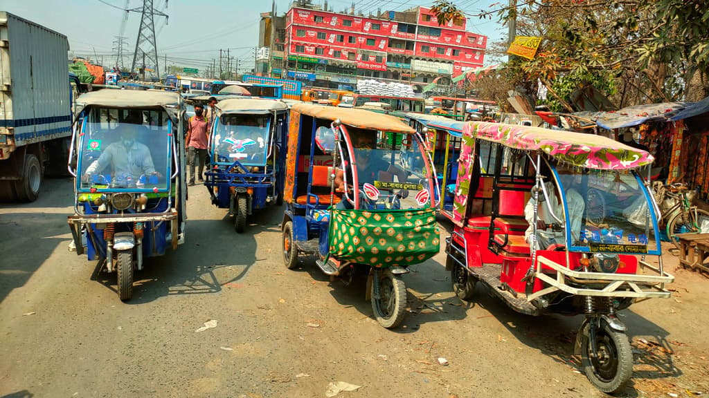 অবৈধ ব্যাটারিচালিত ইজিবাইকে অতিষ্ঠ জনসাধারণ