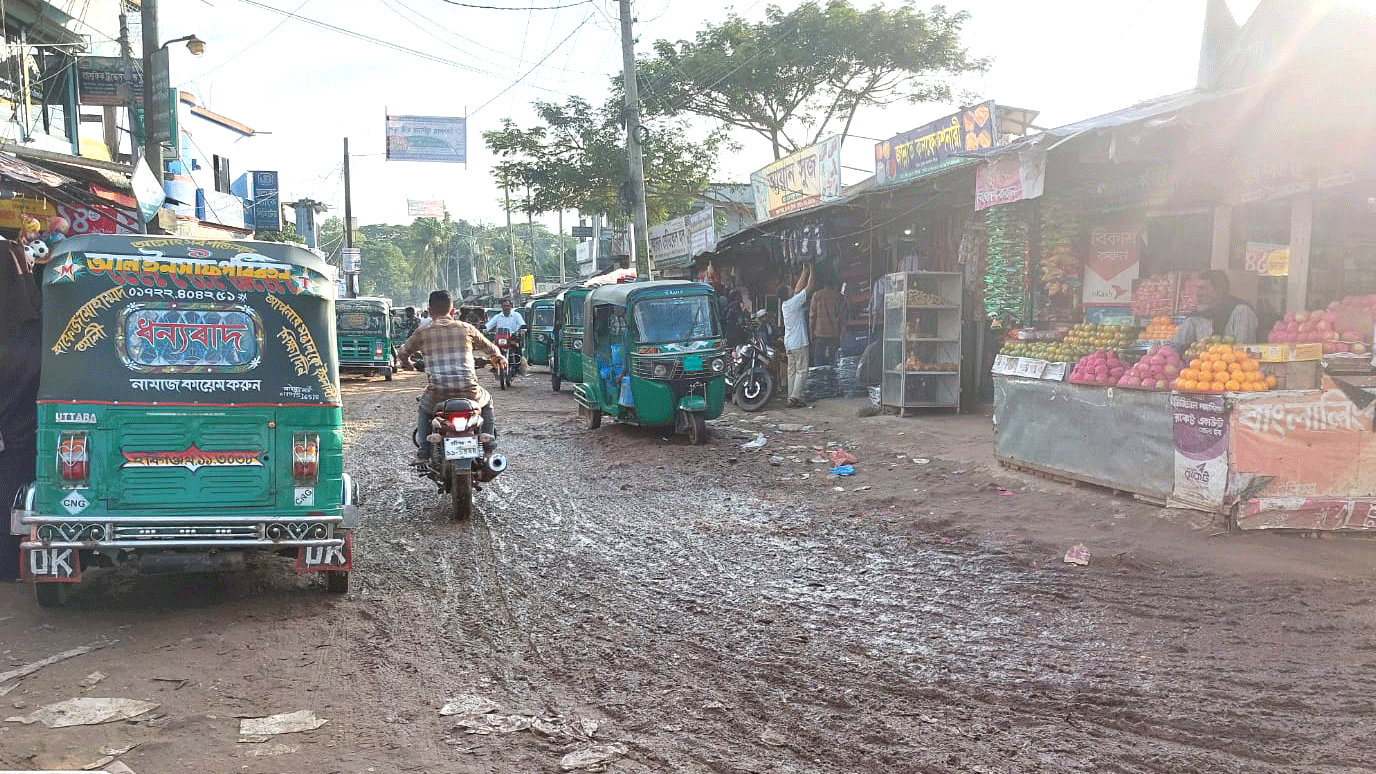 সড়কজুড়ে খানাখন্দ  চলাচলে ভোগান্তি