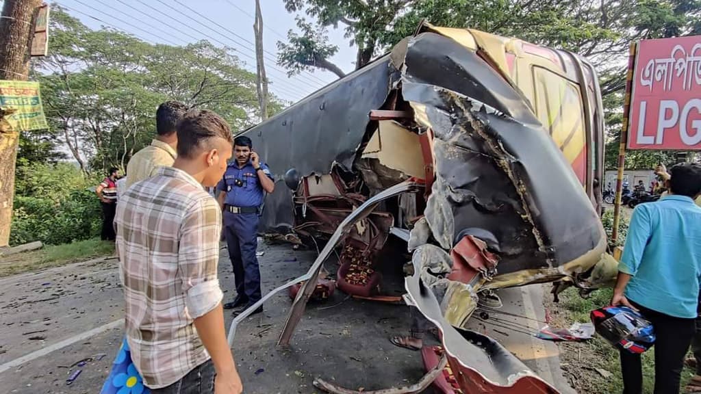 ঝালকাঠিতে যাত্রীবাহী বাস নিয়ন্ত্রণ হারিয়ে রাস্তায় উল্টে আহত ২০