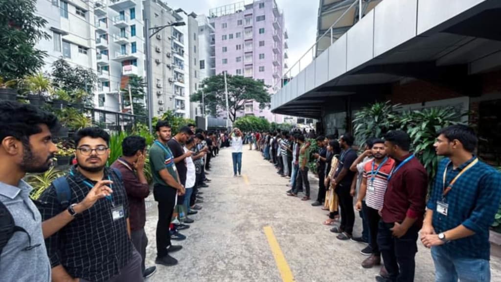 এআইইউবি কর্তৃপক্ষকে ৭২ ঘণ্টার আলটিমেটাম শিক্ষার্থীদের