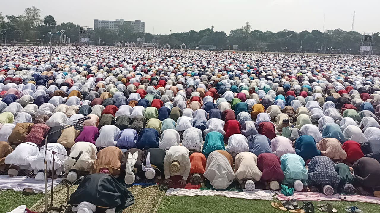 দিনাজপুরের গোর-এ-শহীদ বড় ময়দানে ঈদের জামাত অনুষ্ঠিত