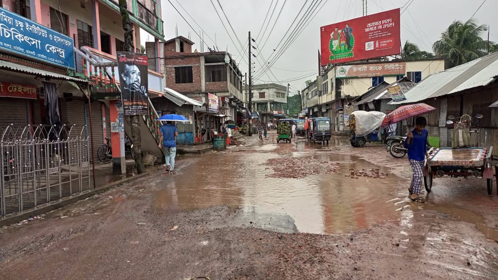 সড়কে খানাখন্দে জনদুর্ভোগ