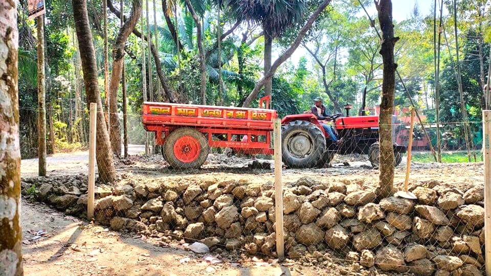 আওয়ামী লীগ নেতার বিরুদ্ধে জমি দখলের অভিযোগ