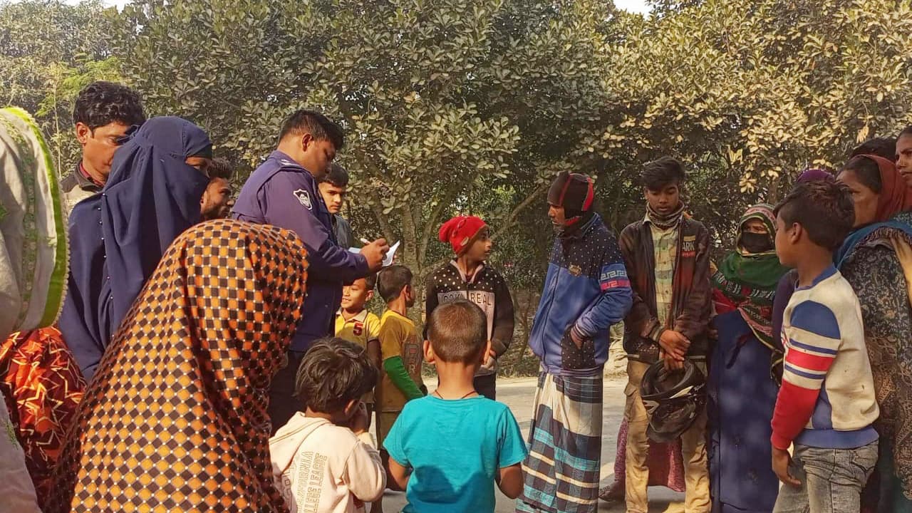 সড়কে নবজাতকের মরদেহ ঘিরে কাকের ঝাঁক 