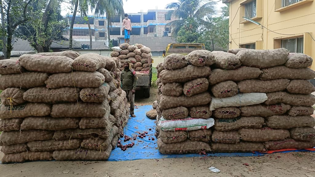 সিলেটে ১১ লাখ টাকার ভারতীয় পেঁয়াজসহ আটক ২