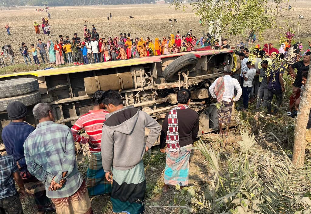 গাংনীতে যাত্রীবাহী বাস উল্টে আহত ৩০ 