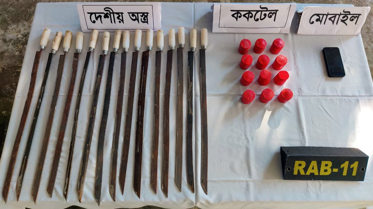 বিপুল পরিমাণ ধারালো অস্ত্রসহ গ্রেপ্তার ২