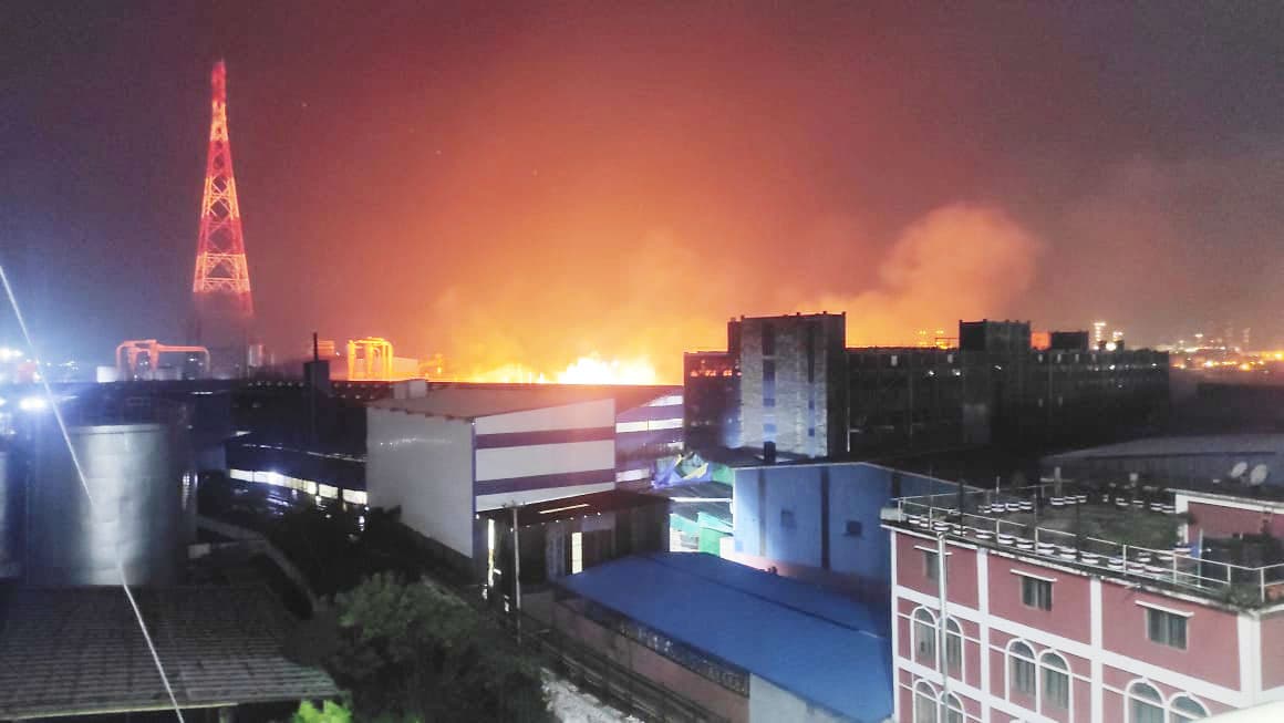 ৯ ঘণ্টায়ও নিয়ন্ত্রণে আসেনি সুপার বোর্ড কারখানার আগুন, তদন্তে কমিটি 