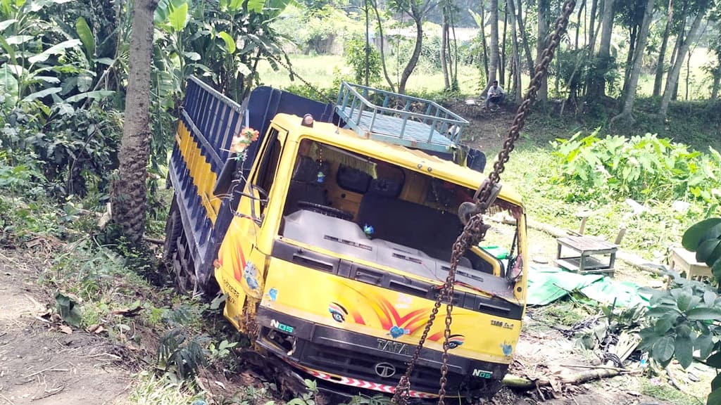 গৌরনদীতে ট্রাক খাদে পড়ে চালকসহ ১৩ জন আহত