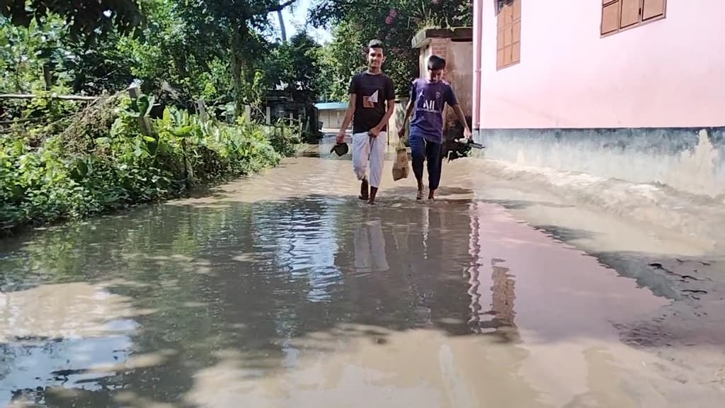 বৃষ্টি হলেই সড়কে হাঁটুপানি