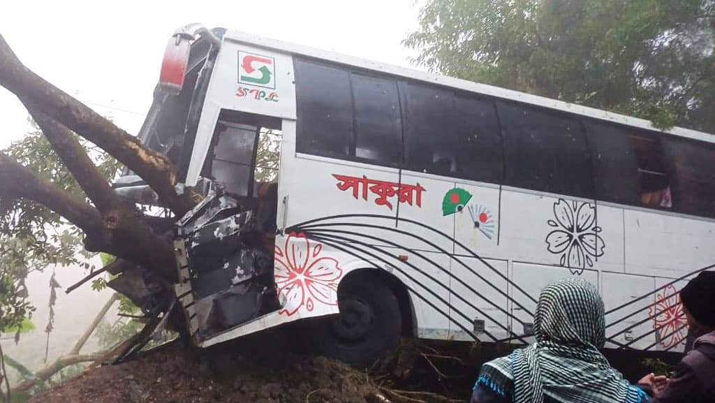 ঘন কুয়াশায় ঢাকা-বরিশাল মহাসড়কে বাসের সঙ্গে ট্রলির সংঘর্ষ, নিহত ২ 