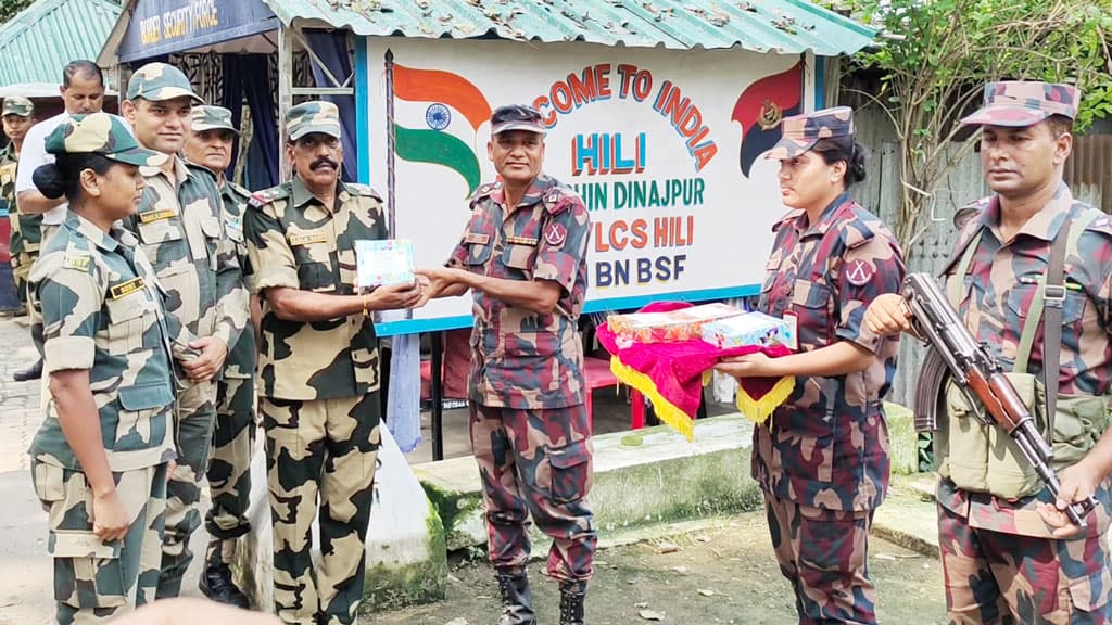 দুর্গোৎসবে হিলি সীমান্তে বিজিবি-বিএসএফের মিষ্টি উপহার 