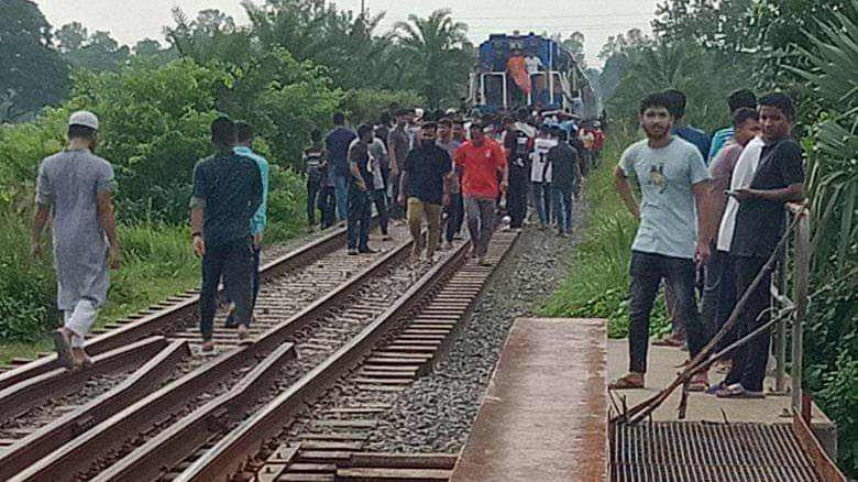 গাজীপুরে মৈত্রী এক্সপ্রেস ট্রেন আটকে দিলেন আন্দোলনরত শিক্ষার্থীরা