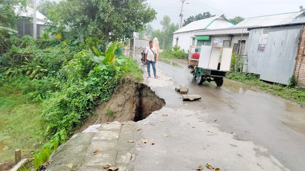 সড়কে পানি, ধসে পড়ছে ব্লক