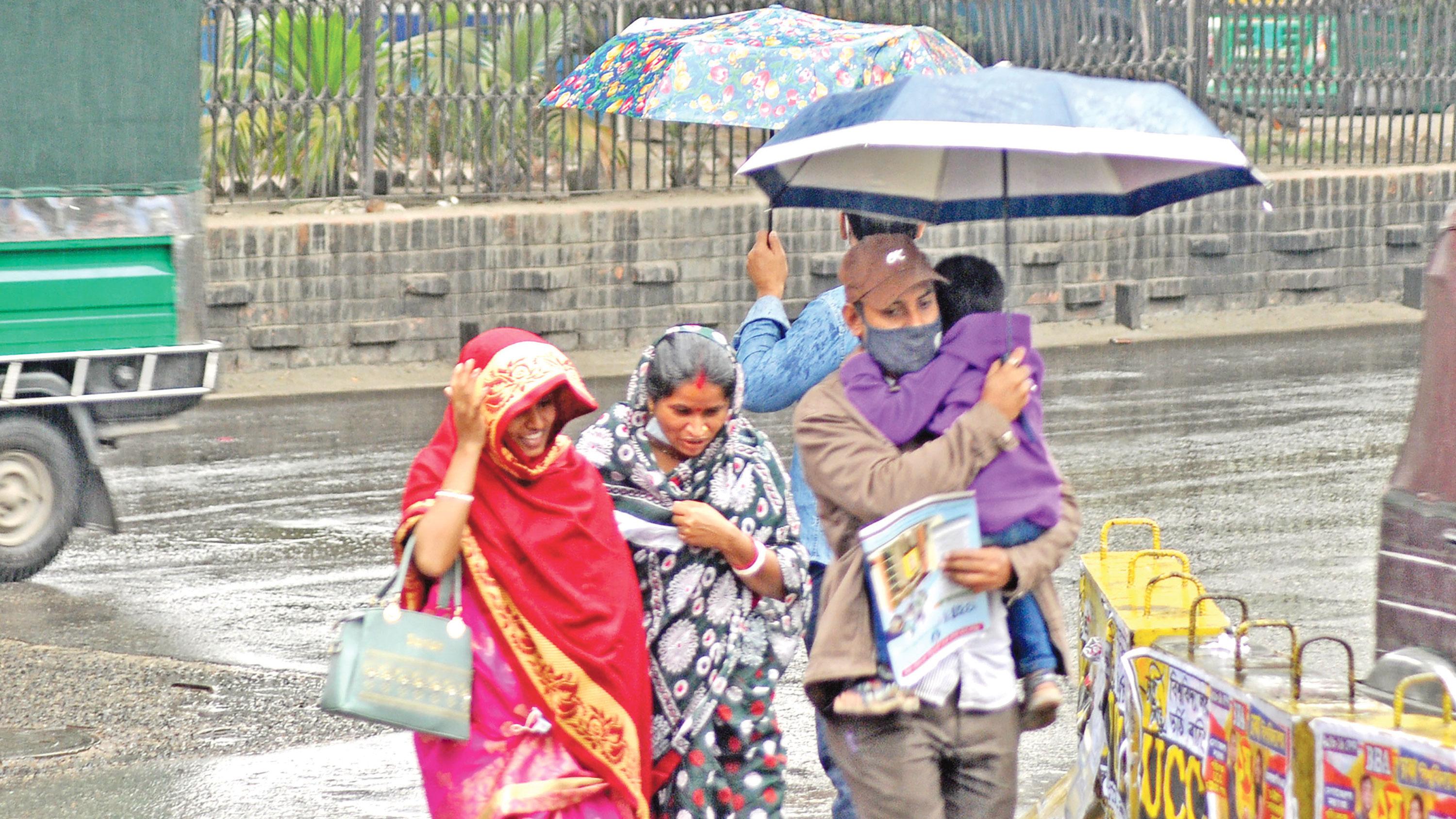 বৃষ্টি সয়েই নানা গন্তব্যে যাতায়াত