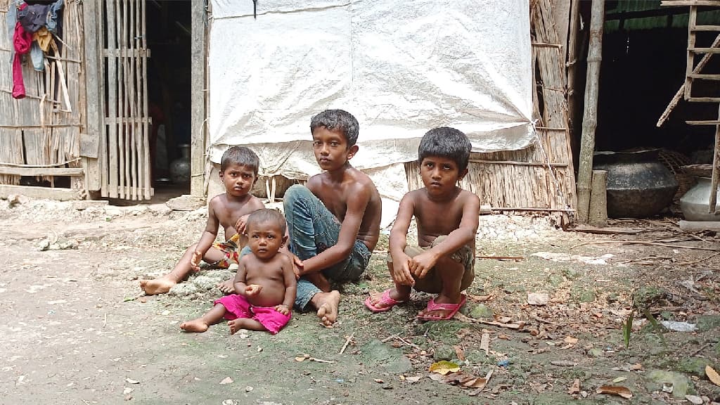 এগারো বছরের সজলের ছোট্ট কাঁধে তিন ভাই-বোনের দায়িত্ব