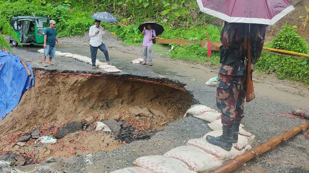 অতিবর্ষণে সড়কে ধস, বড়ইছড়ি-ঘাগড়া-রাঙামাটি যান চলাচল বন্ধ