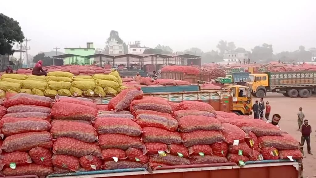 আলু আমদানির মেয়াদ বাড়ানোর দাবি হিলির ব্যবসায়ীদের