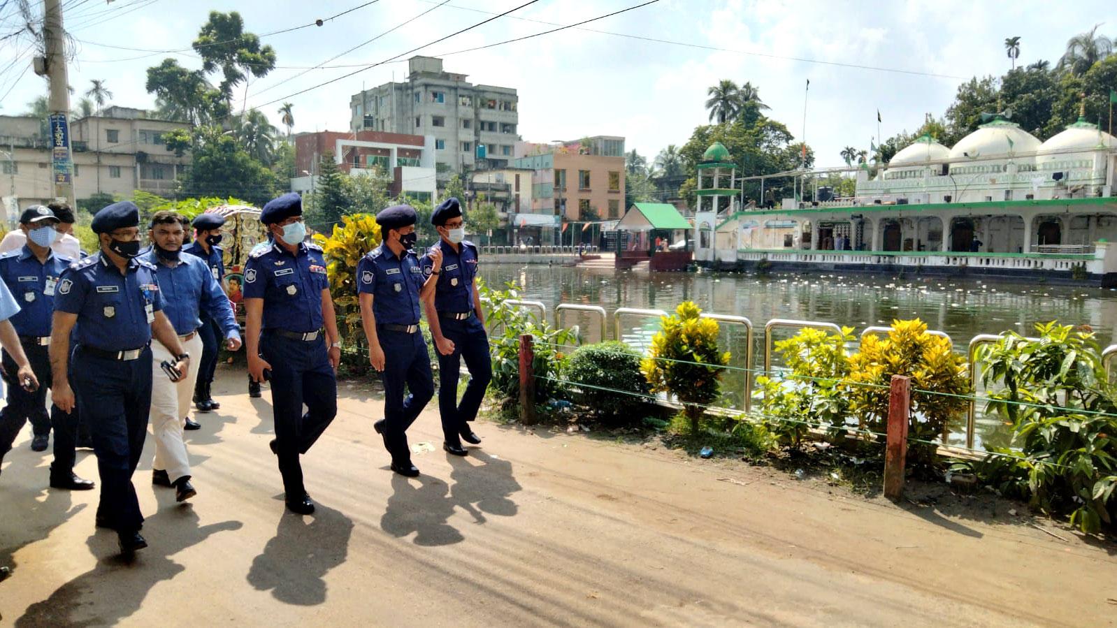 কুমিল্লার পূজা মণ্ডপ পরিদর্শন করেছেন পুলিশ হেড কোয়ার্টারের ডিআইজি 