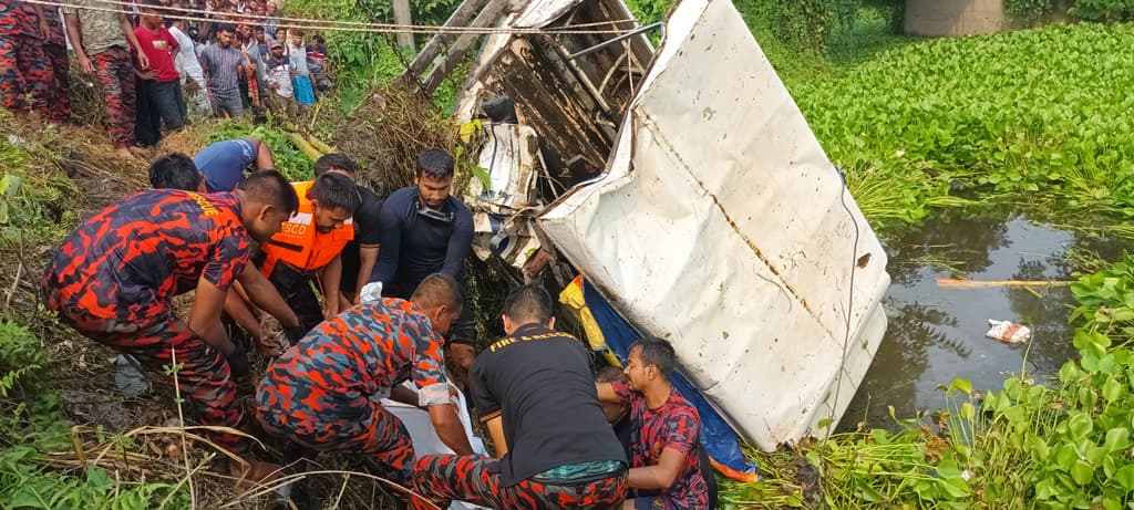 মানিকগঞ্জে লেগুনার পেছনে বাসের ধাক্কা, নিহত বেড়ে ৫ 