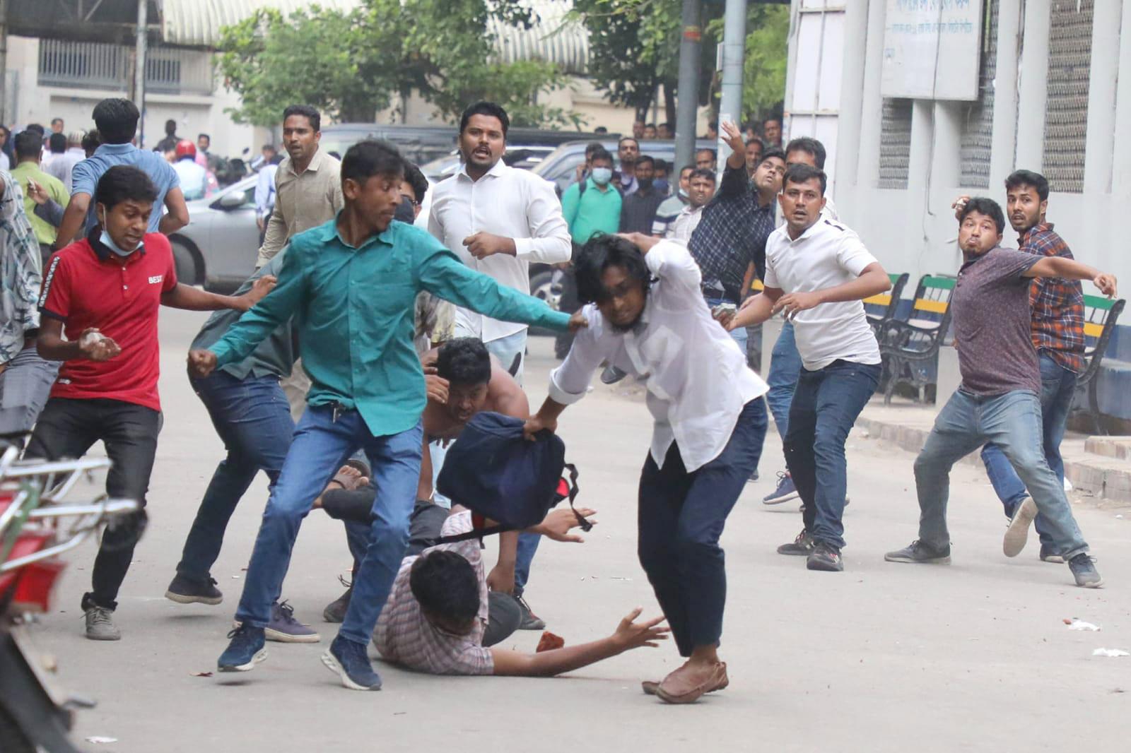 ছাত্রলীগ-ছাত্রদলের সংঘর্ষে ৪০০ জনকে আসামি করে ঢাবি প্রশাসনের মামলা