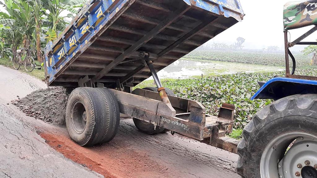 ছয় মাসেই দেবে গেল সড়ক  সংস্কারকাজ নিয়ে অসন্তোষ