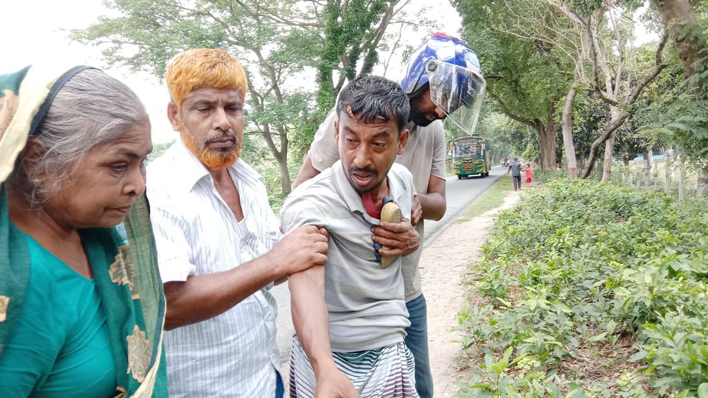 মেয়ে খুকুমণির শেষ চিহ্ন জুতা বুকে জড়িয়ে দুর্ঘটনাস্থলে বাবা শাহিন