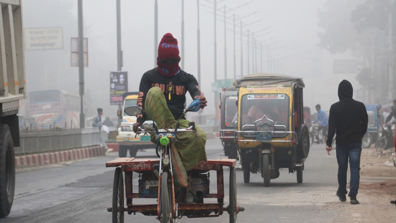 তীব্র শীত আর কুয়াশায় আয়ে টান মানুষের