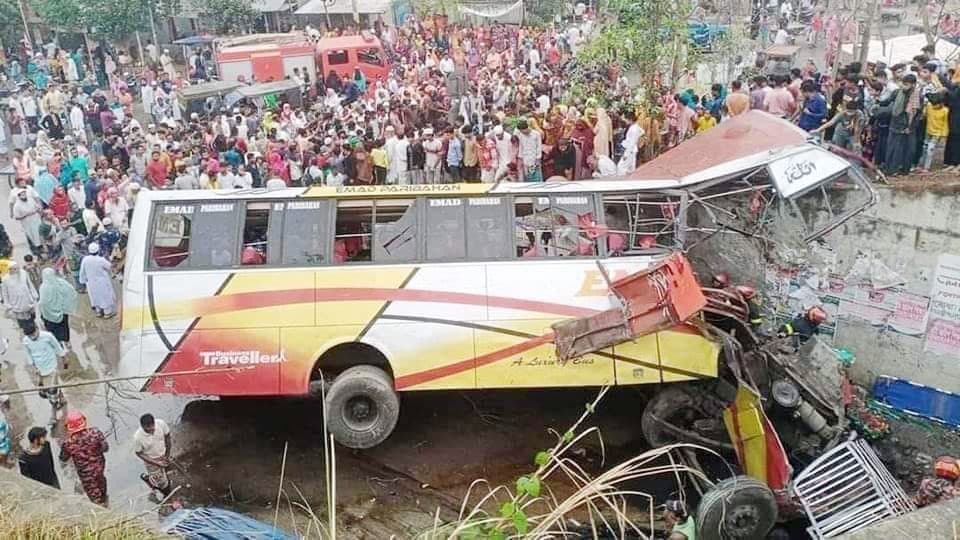 মাসে ২ দিন বাড়ি আসতেন বাবা, শিবচর দুর্ঘটনায় নিহত বাসচালকের ছেলে