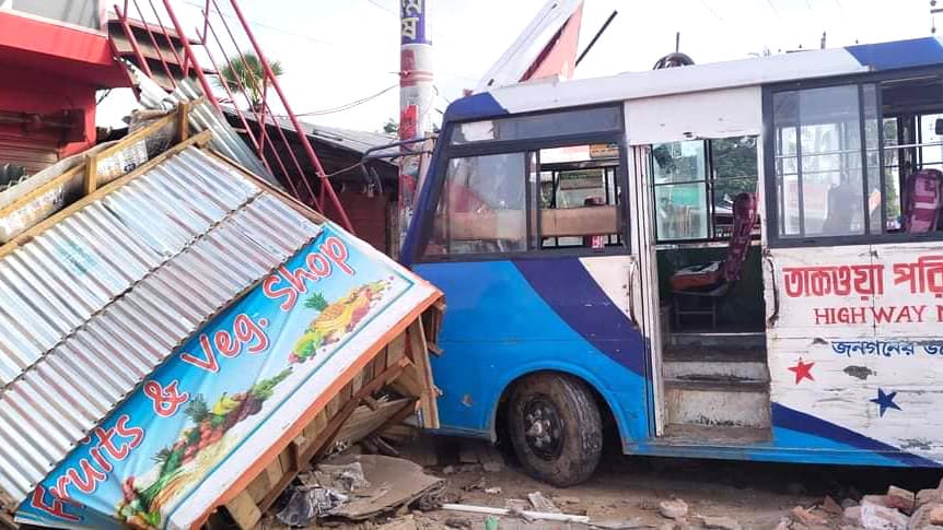 চলছিল অভিযান, পাশেই যাত্রীবাহী বাস দোকানে