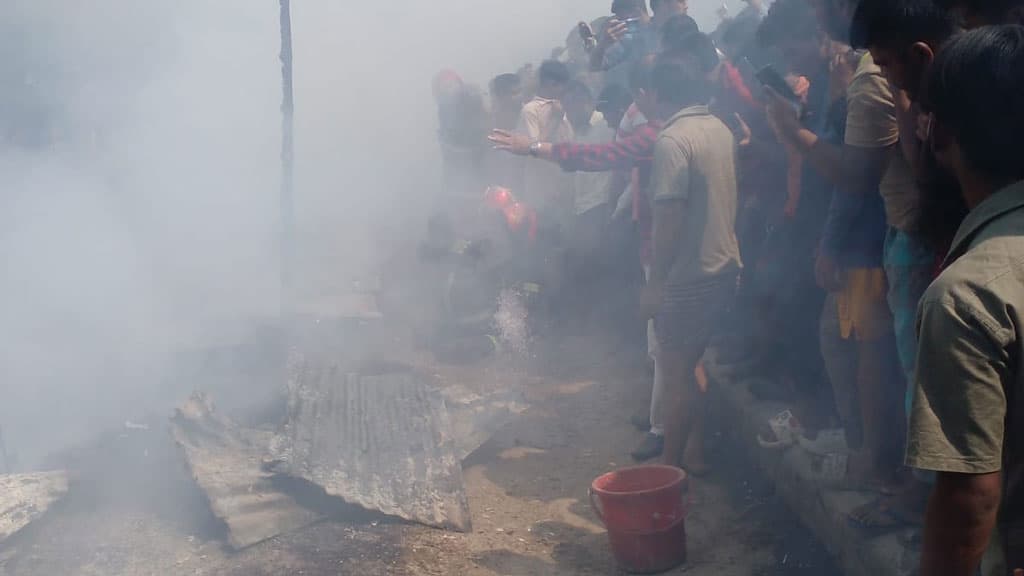 বগুড়ায় বস্তিতে আগুন, পুড়েছে ১৪ পরিবারের ঘর