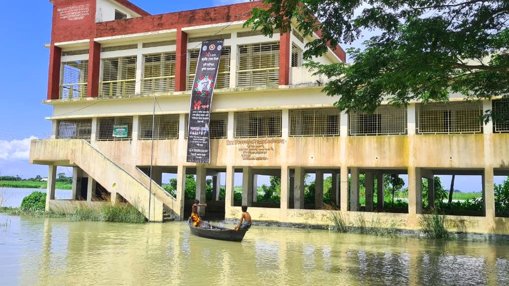 বন্যায় শিবচরের ২৬টি প্রাথমিক বিদ্যালয়ে পাঠদান অনিশ্চিত