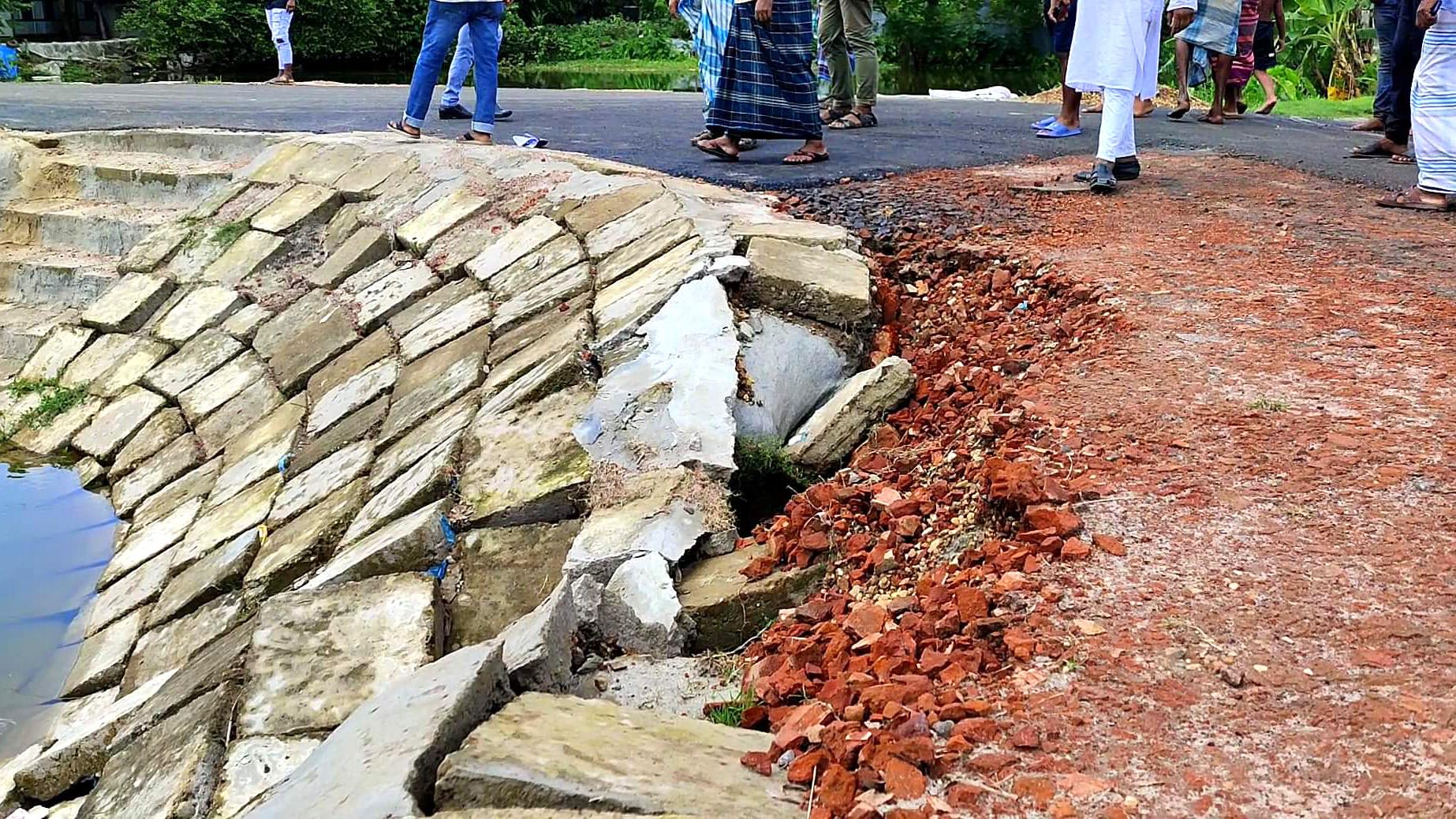 সংস্কারকাজ শেষ হওয়ার আগেই ভেঙে গেছে সড়ক