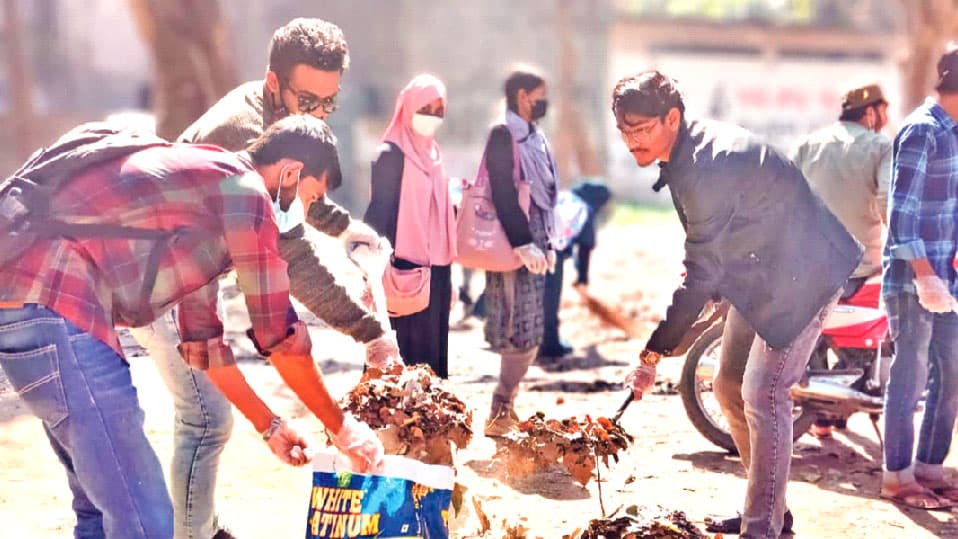 ক্যাম্পাস পরিষ্কার করলেন চবির ৫০ শিক্ষার্থী