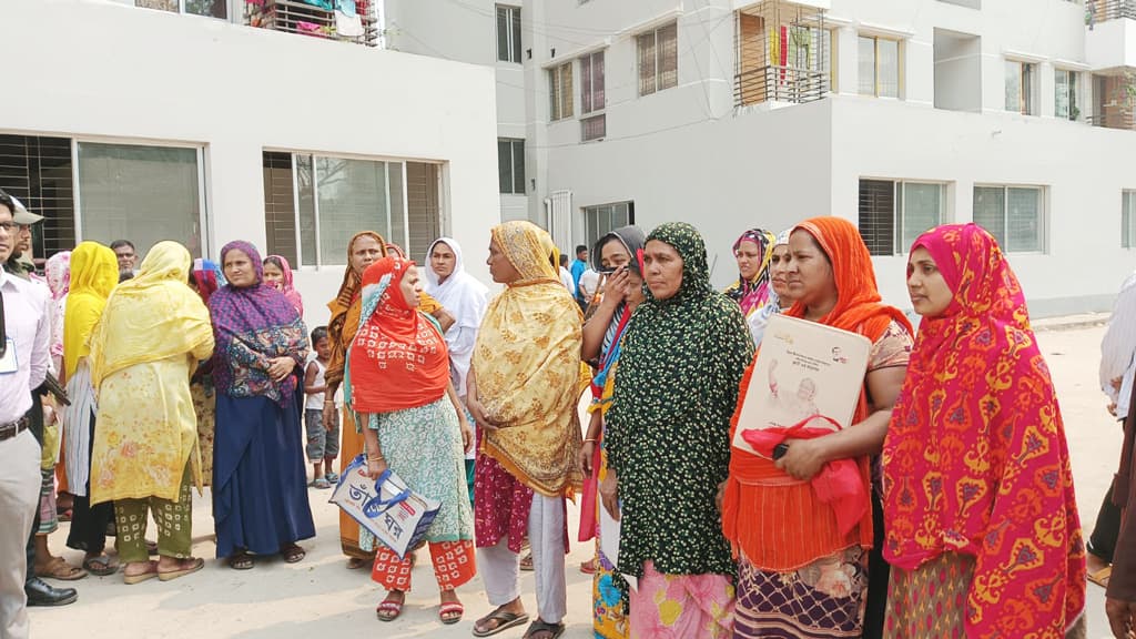 প্রধানমন্ত্রীর উপহারের ঘর দখল, গৃহায়ণ কর্তৃপক্ষের উচ্ছেদ অভিযান 