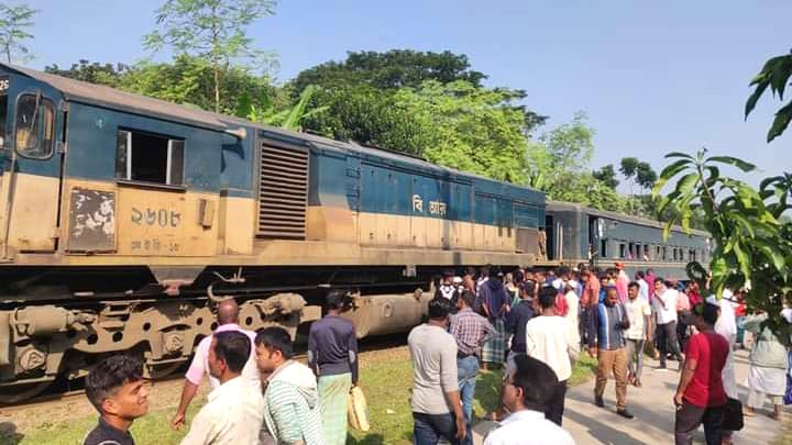 গফরগাঁওয়ে ট্রেনের ইঞ্জিন বিকলের দেড় ঘণ্টা পর সচল