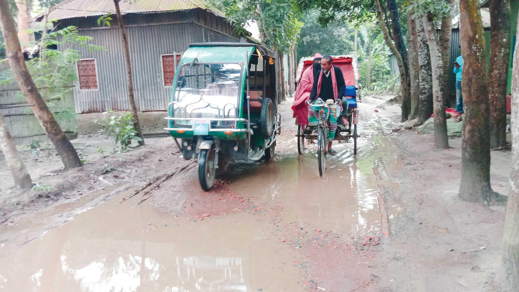 বেহাল সড়কে দুর্ভোগ