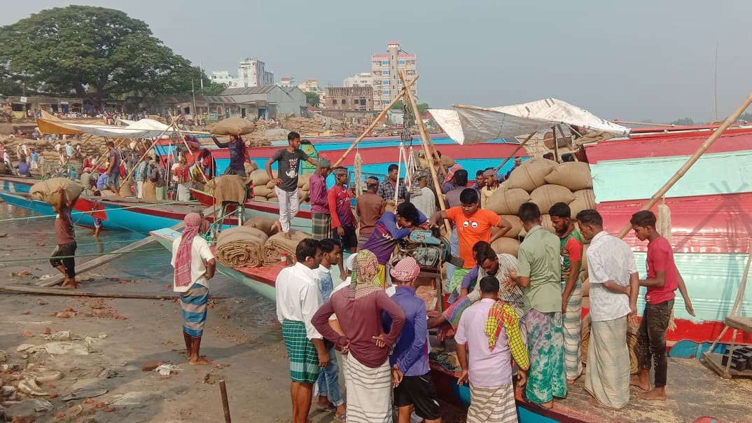 হাটে ধানের সংকটে বাড়ছে দাম, প্রভাব পড়ছে চালে